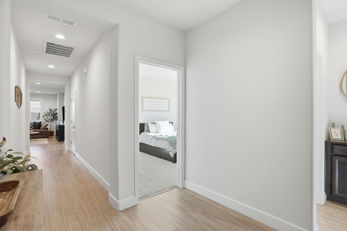 Detail Gallery Image 6 of 47 For 781 Segovia Dr, Hollister,  CA 95023 - 3 Beds | 2/1 Baths