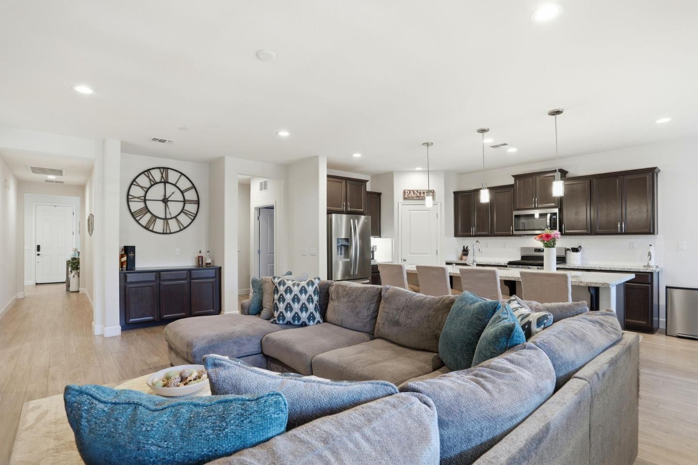 Detail Gallery Image 7 of 47 For 781 Segovia Dr, Hollister,  CA 95023 - 3 Beds | 2/1 Baths