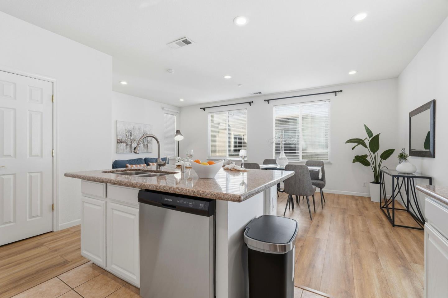 Detail Gallery Image 10 of 36 For 1622 Salamoni Ct, San Jose,  CA 95133 - 3 Beds | 2/1 Baths