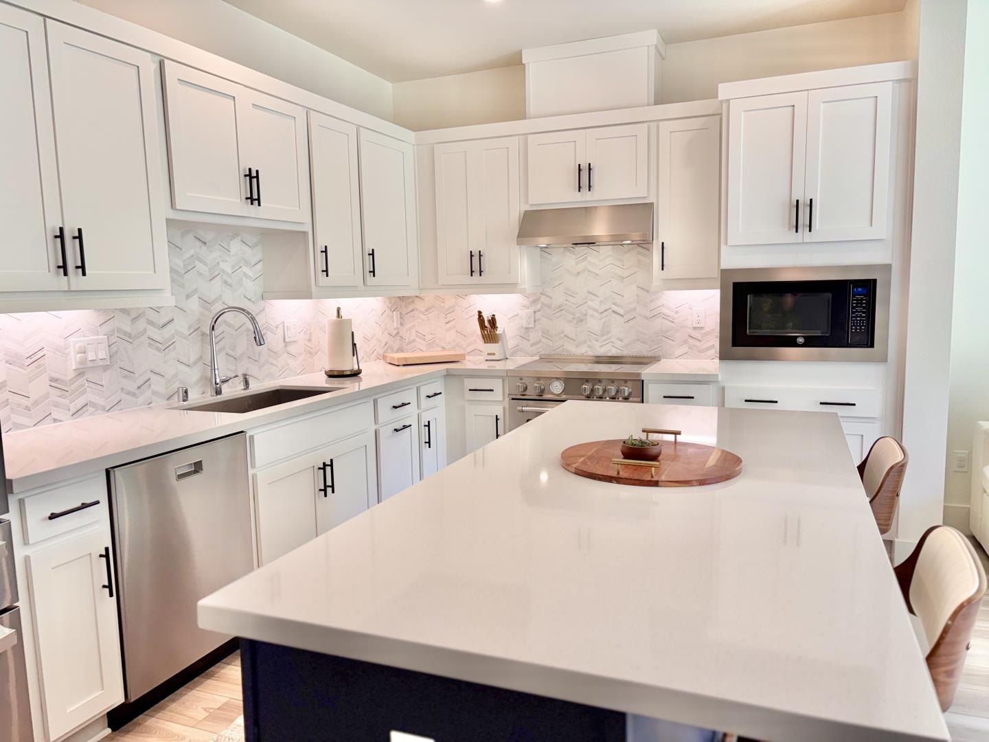 Detail Gallery Image 4 of 14 For 210 Verandah Ave, Novato,  CA 94945 - 3 Beds | 3 Baths