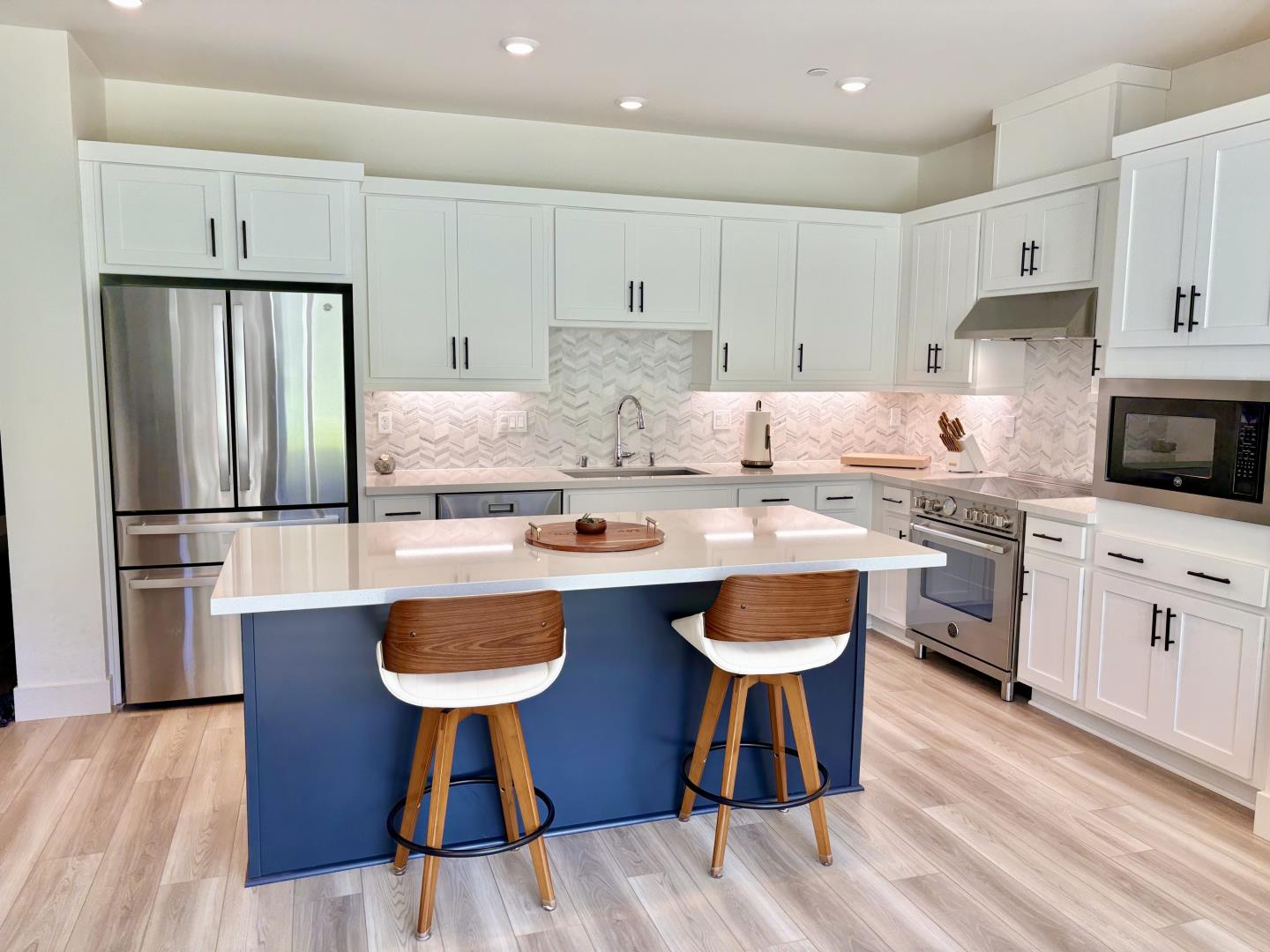 Detail Gallery Image 6 of 14 For 210 Verandah Ave, Novato,  CA 94945 - 3 Beds | 3 Baths