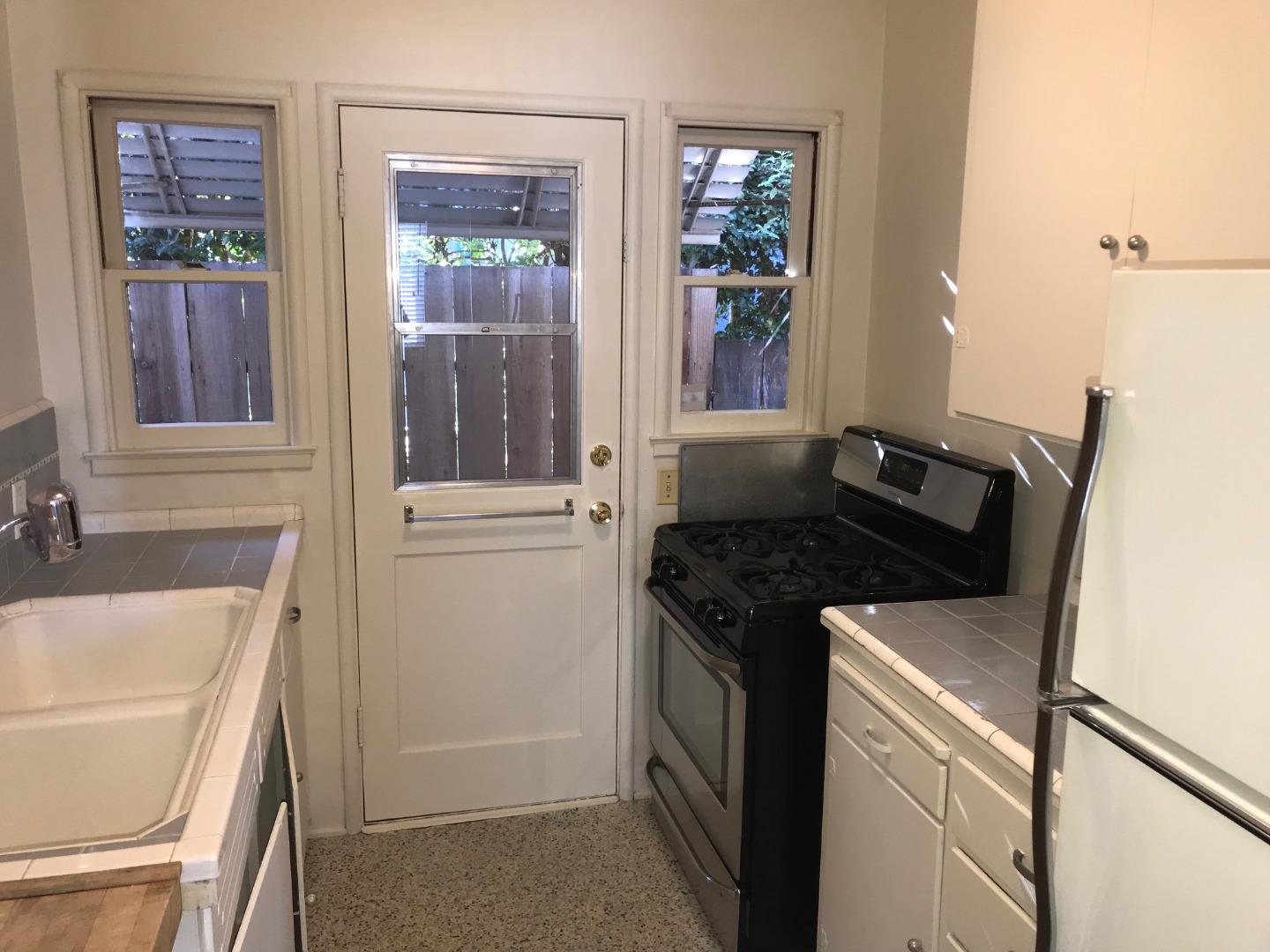 Detail Gallery Image 4 of 8 For 123 Park Ave, Santa Cruz,  CA 95062 - 2 Beds | 1 Baths