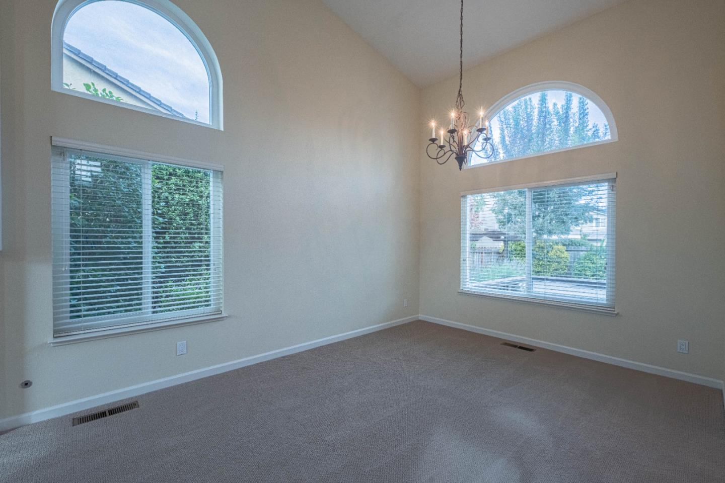 Detail Gallery Image 13 of 54 For 20435 Franciscan Way, Salinas,  CA 93908 - 4 Beds | 3 Baths