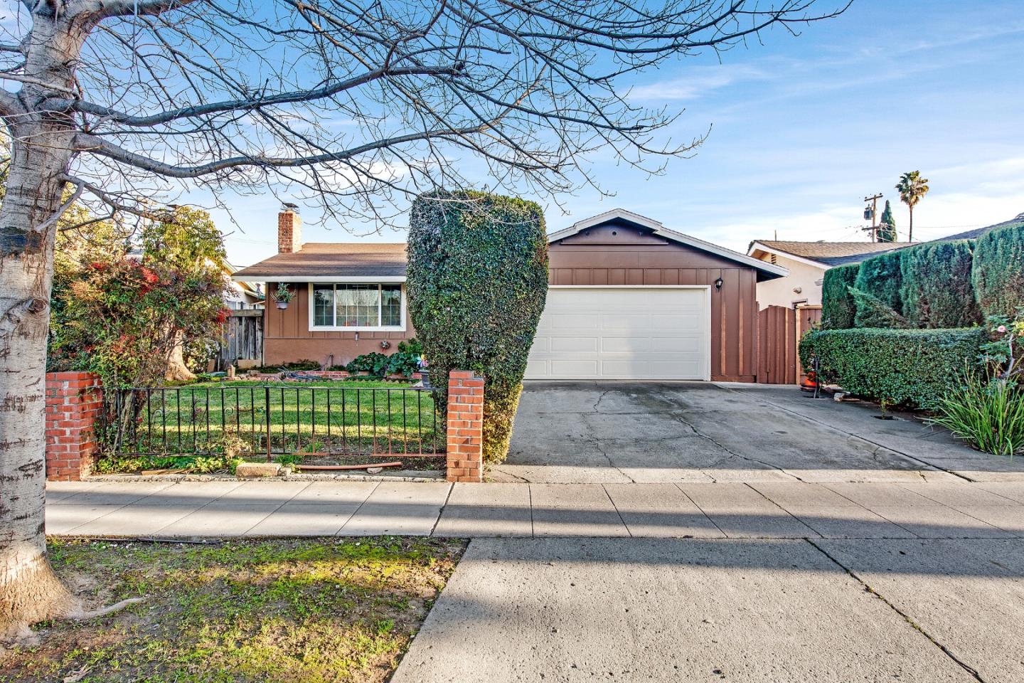 Detail Gallery Image 2 of 33 For 458 Southside Dr, San Jose,  CA 95111 - 4 Beds | 2 Baths