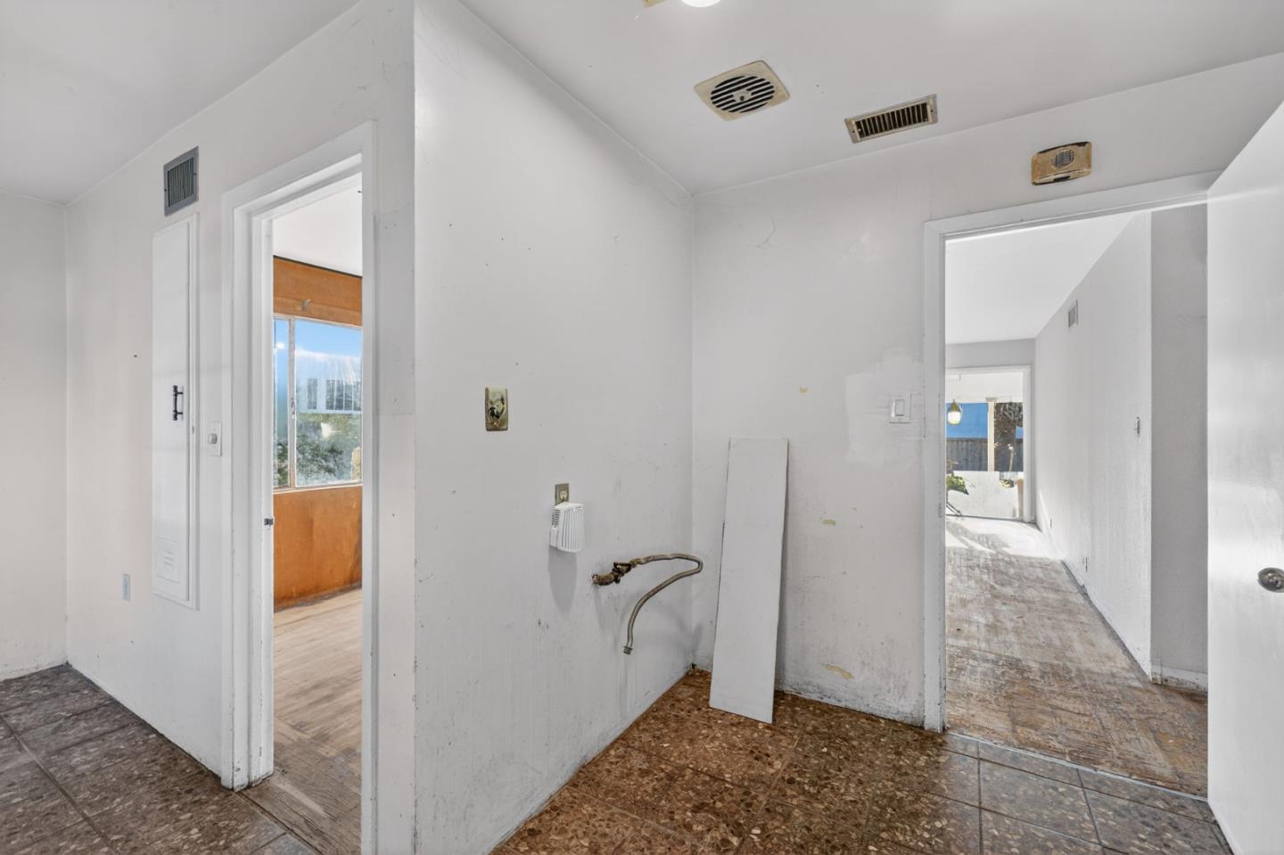 Detail Gallery Image 8 of 23 For 3052 Kentridge Dr, San Jose,  CA 95133 - 3 Beds | 1/1 Baths