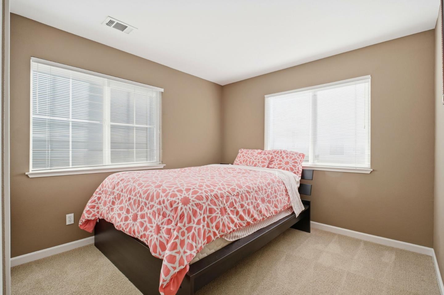 Detail Gallery Image 13 of 19 For 26983 Hayward Blvd, Hayward,  CA 94542 - 3 Beds | 2/1 Baths