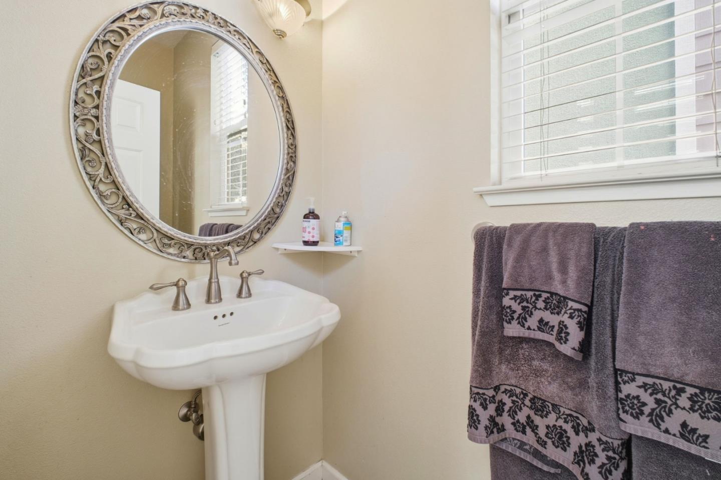 Detail Gallery Image 14 of 19 For 26983 Hayward Blvd, Hayward,  CA 94542 - 3 Beds | 2/1 Baths