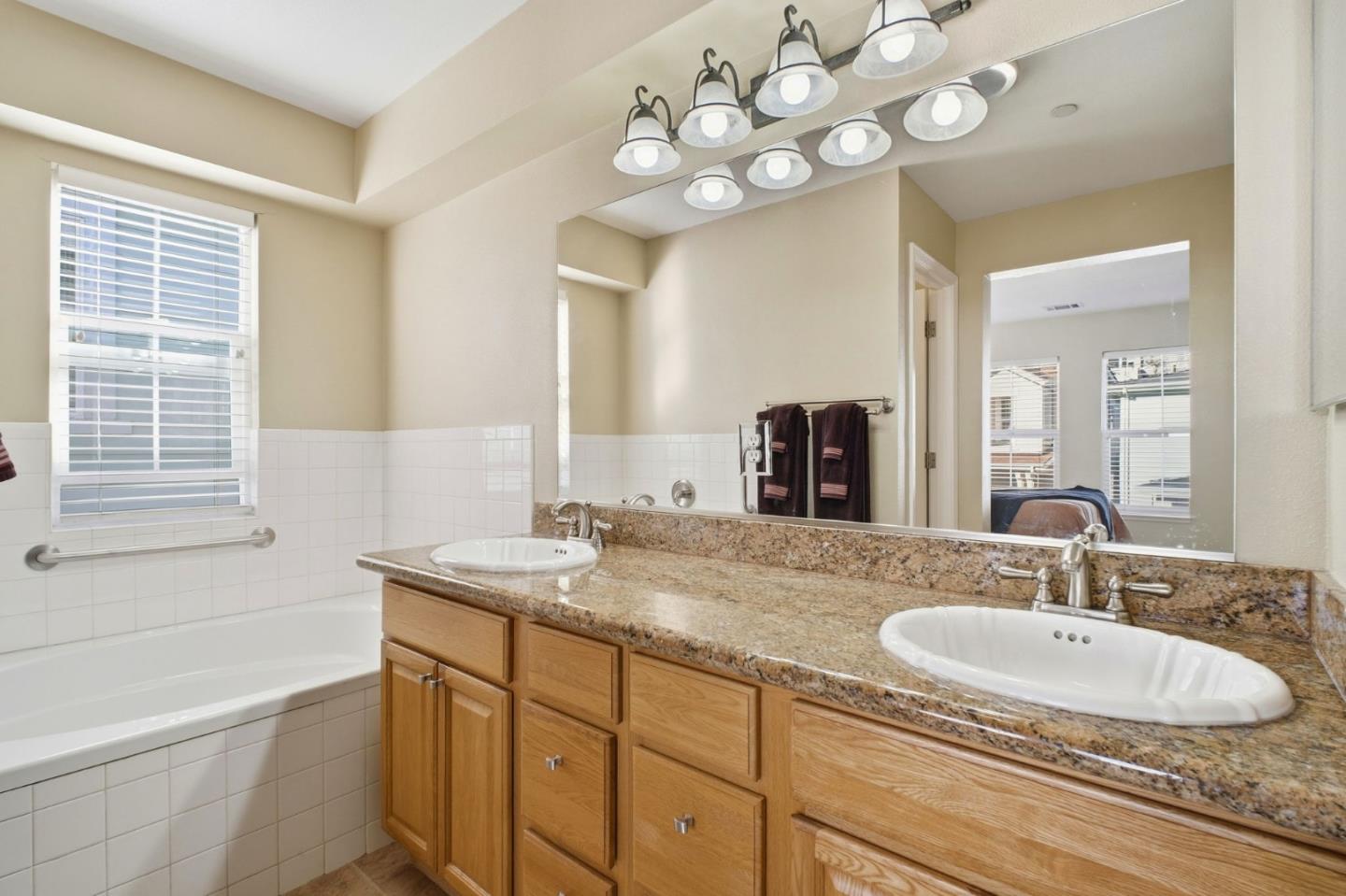 Detail Gallery Image 15 of 19 For 26983 Hayward Blvd, Hayward,  CA 94542 - 3 Beds | 2/1 Baths