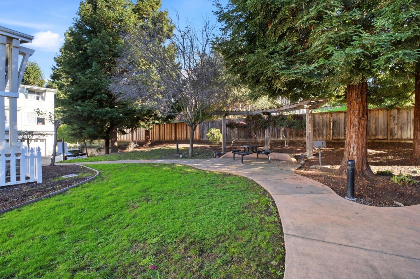 Detail Gallery Image 18 of 19 For 26983 Hayward Blvd, Hayward,  CA 94542 - 3 Beds | 2/1 Baths