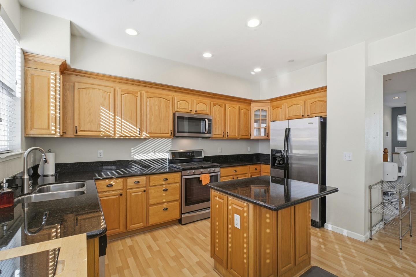 Detail Gallery Image 6 of 19 For 26983 Hayward Blvd, Hayward,  CA 94542 - 3 Beds | 2/1 Baths