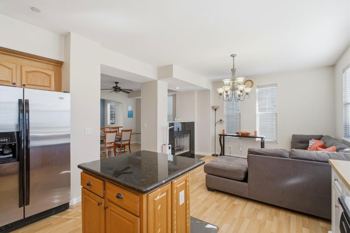 Detail Gallery Image 7 of 19 For 26983 Hayward Blvd, Hayward,  CA 94542 - 3 Beds | 2/1 Baths