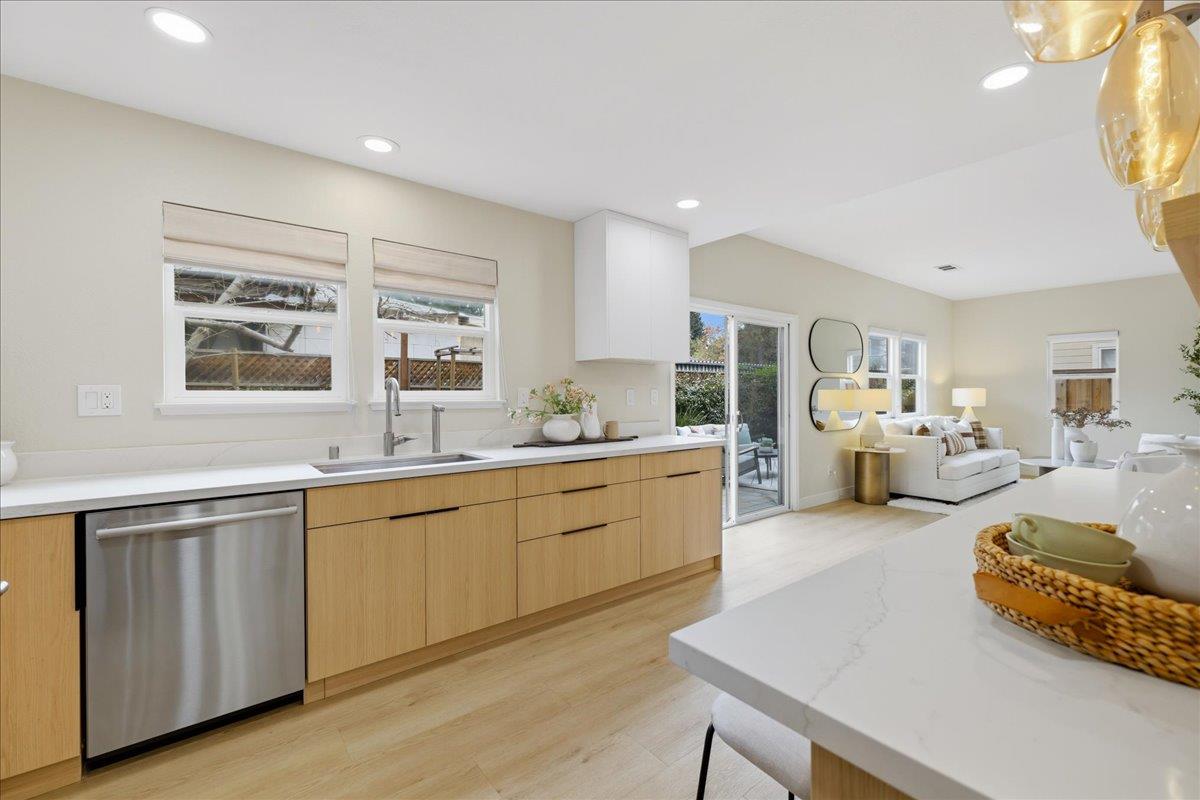 Detail Gallery Image 14 of 52 For 217 Heartwood Ln, Mountain View,  CA 94041 - 3 Beds | 2/1 Baths