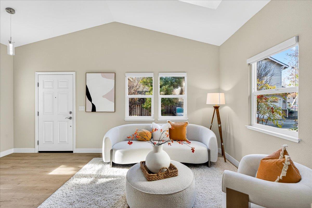 Detail Gallery Image 5 of 52 For 217 Heartwood Ln, Mountain View,  CA 94041 - 3 Beds | 2/1 Baths