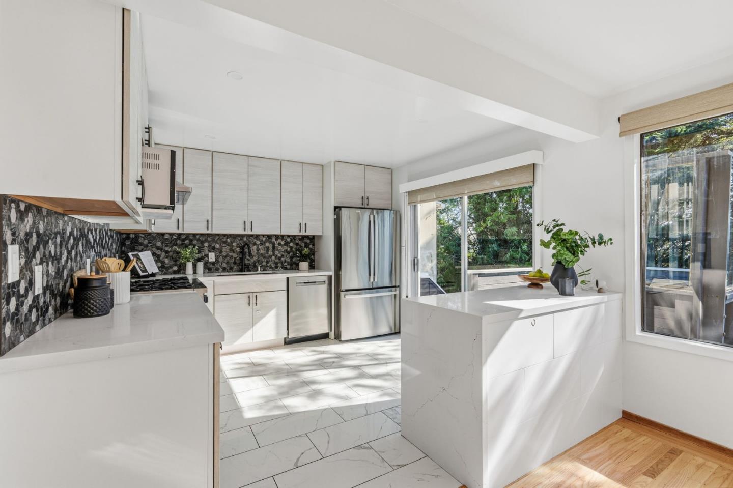 Detail Gallery Image 10 of 37 For 80 Dawnview Way, San Francisco,  CA 94131 - 4 Beds | 3 Baths