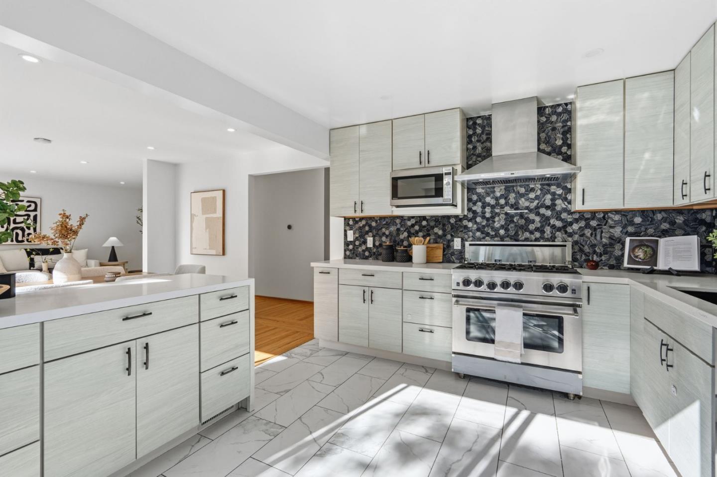 Detail Gallery Image 11 of 37 For 80 Dawnview Way, San Francisco,  CA 94131 - 4 Beds | 3 Baths