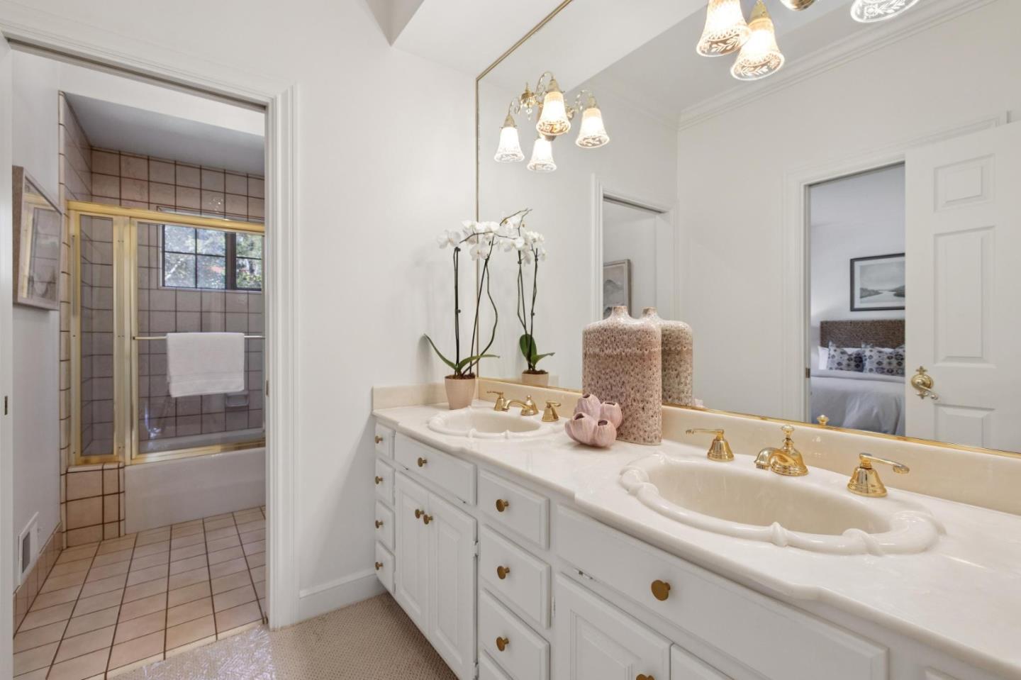 Detail Gallery Image 103 of 149 For 1080 Macadamia Dr, Hillsborough,  CA 94010 - 5 Beds | 5/1 Baths