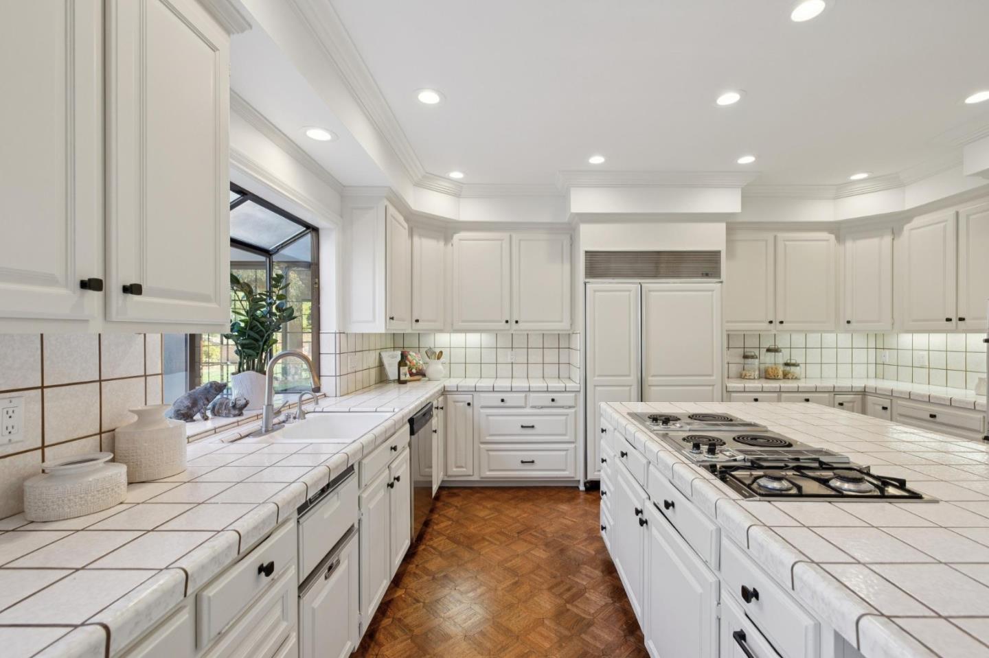 Detail Gallery Image 32 of 149 For 1080 Macadamia Dr, Hillsborough,  CA 94010 - 5 Beds | 5/1 Baths