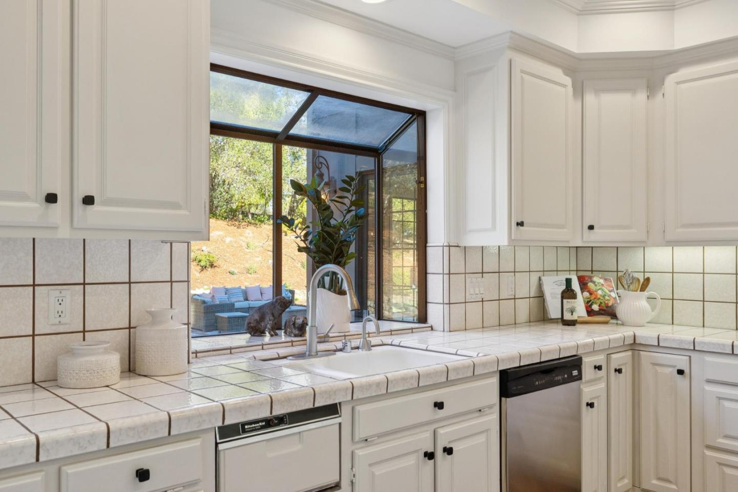 Detail Gallery Image 33 of 149 For 1080 Macadamia Dr, Hillsborough,  CA 94010 - 5 Beds | 5/1 Baths