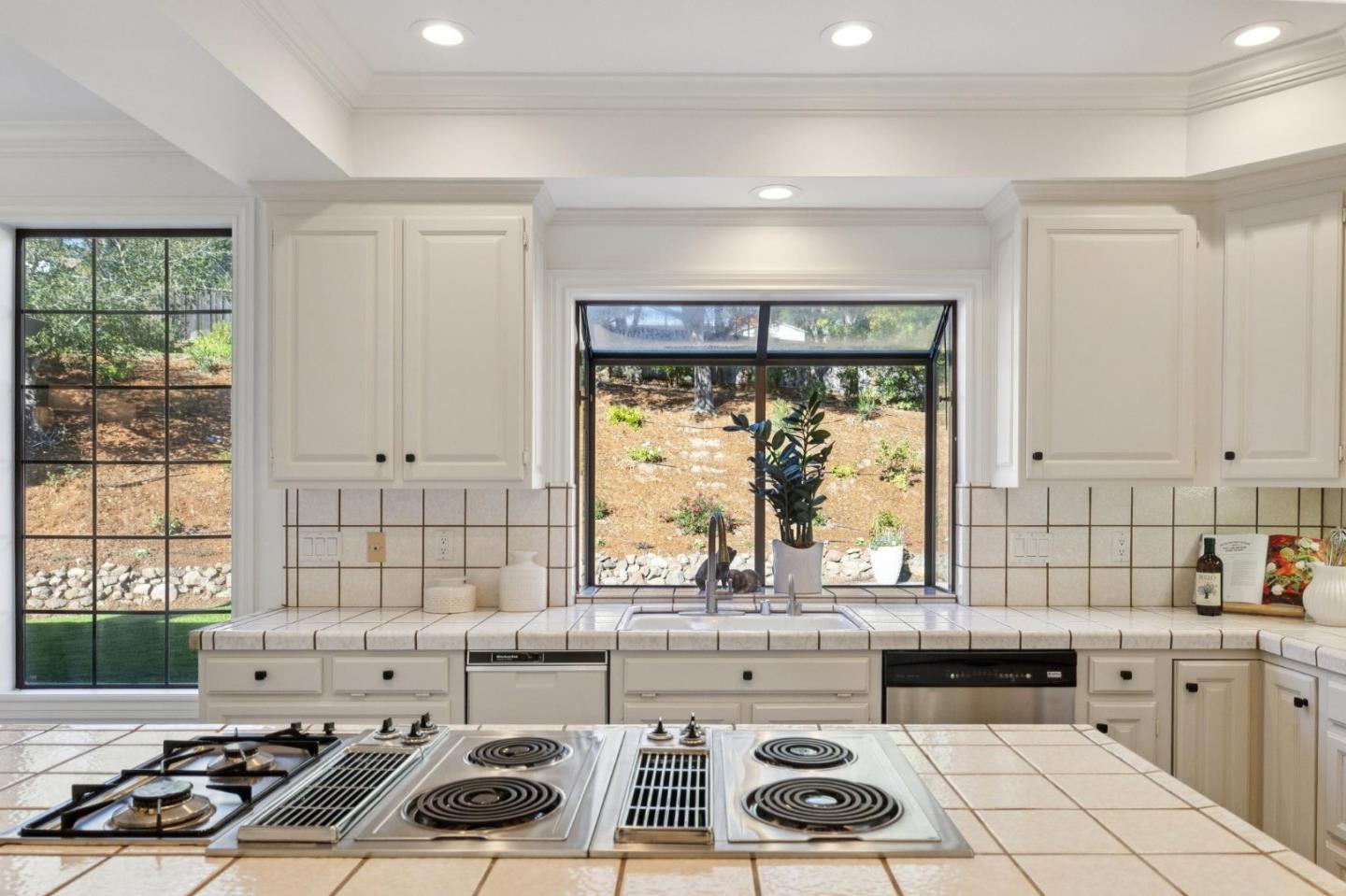 Detail Gallery Image 36 of 149 For 1080 Macadamia Dr, Hillsborough,  CA 94010 - 5 Beds | 5/1 Baths