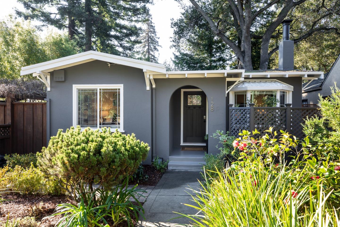 Detail Gallery Image 2 of 29 For 128 Middlefield Rd, Palo Alto,  CA 94301 - 2 Beds | 1 Baths