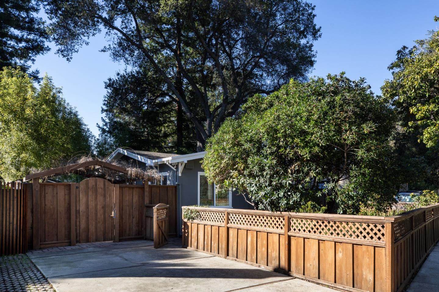 Detail Gallery Image 4 of 29 For 128 Middlefield Rd, Palo Alto,  CA 94301 - 2 Beds | 1 Baths