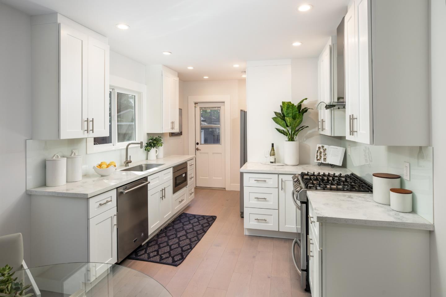 Detail Gallery Image 9 of 29 For 128 Middlefield Rd, Palo Alto,  CA 94301 - 2 Beds | 1 Baths