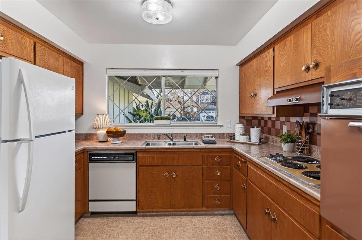 Detail Gallery Image 9 of 33 For 4273 Mckinnon Dr, San Jose,  CA 95130 - 3 Beds | 2 Baths