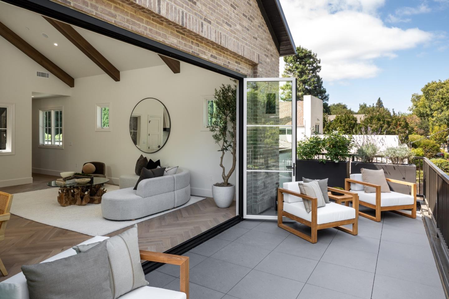 Detail Gallery Image 4 of 42 For 160 Waverley St, Palo Alto,  CA 94301 - 3 Beds | 3/2 Baths