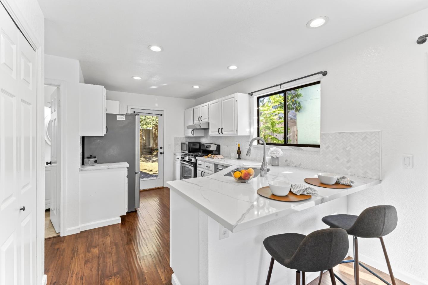 Detail Gallery Image 3 of 36 For 1165 Lerma Ln, Gilroy,  CA 95020 - 3 Beds | 2 Baths