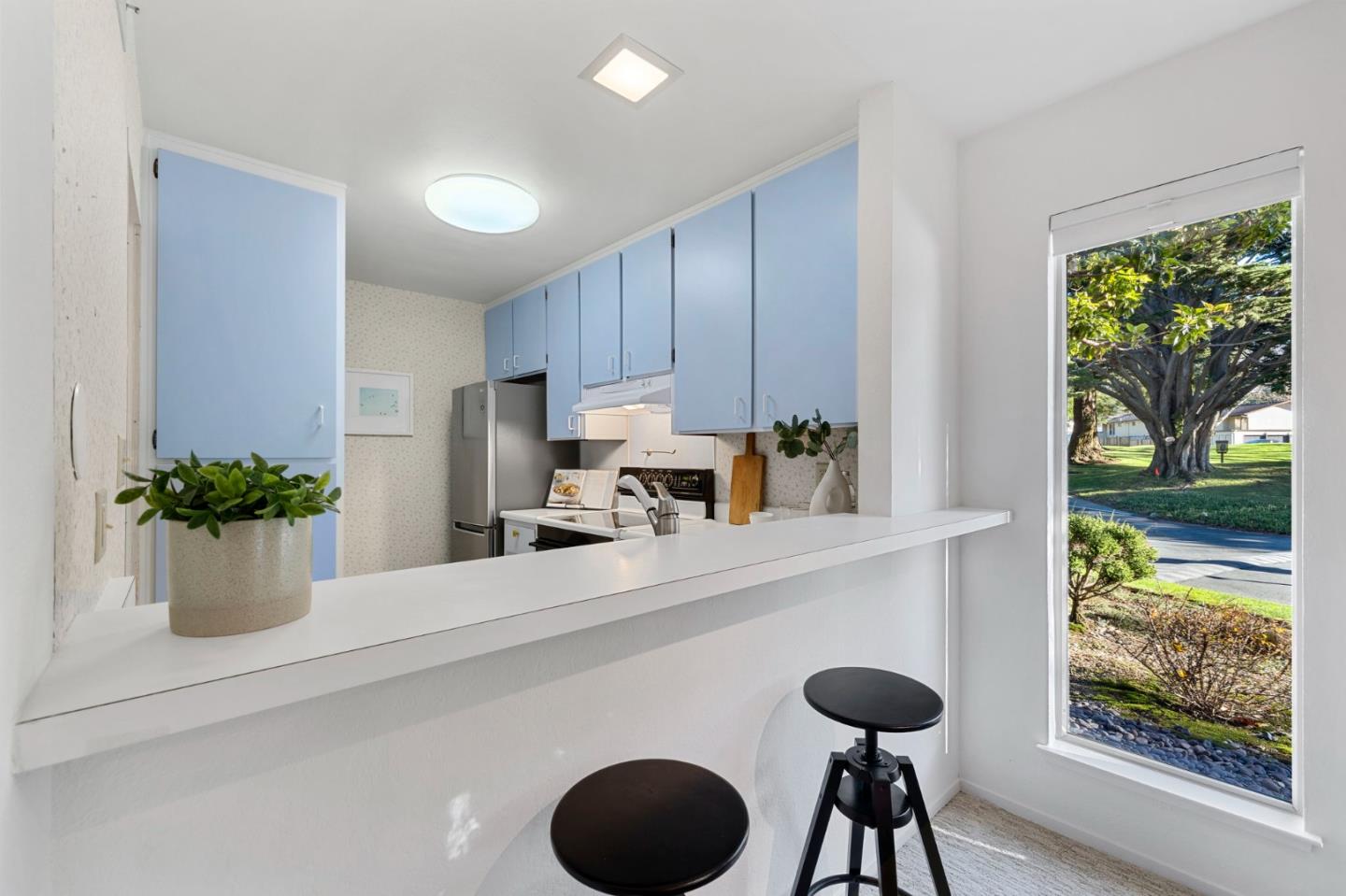 Detail Gallery Image 4 of 43 For 1055 Oddstad Blvd, Pacifica,  CA 94044 - 2 Beds | 1/1 Baths