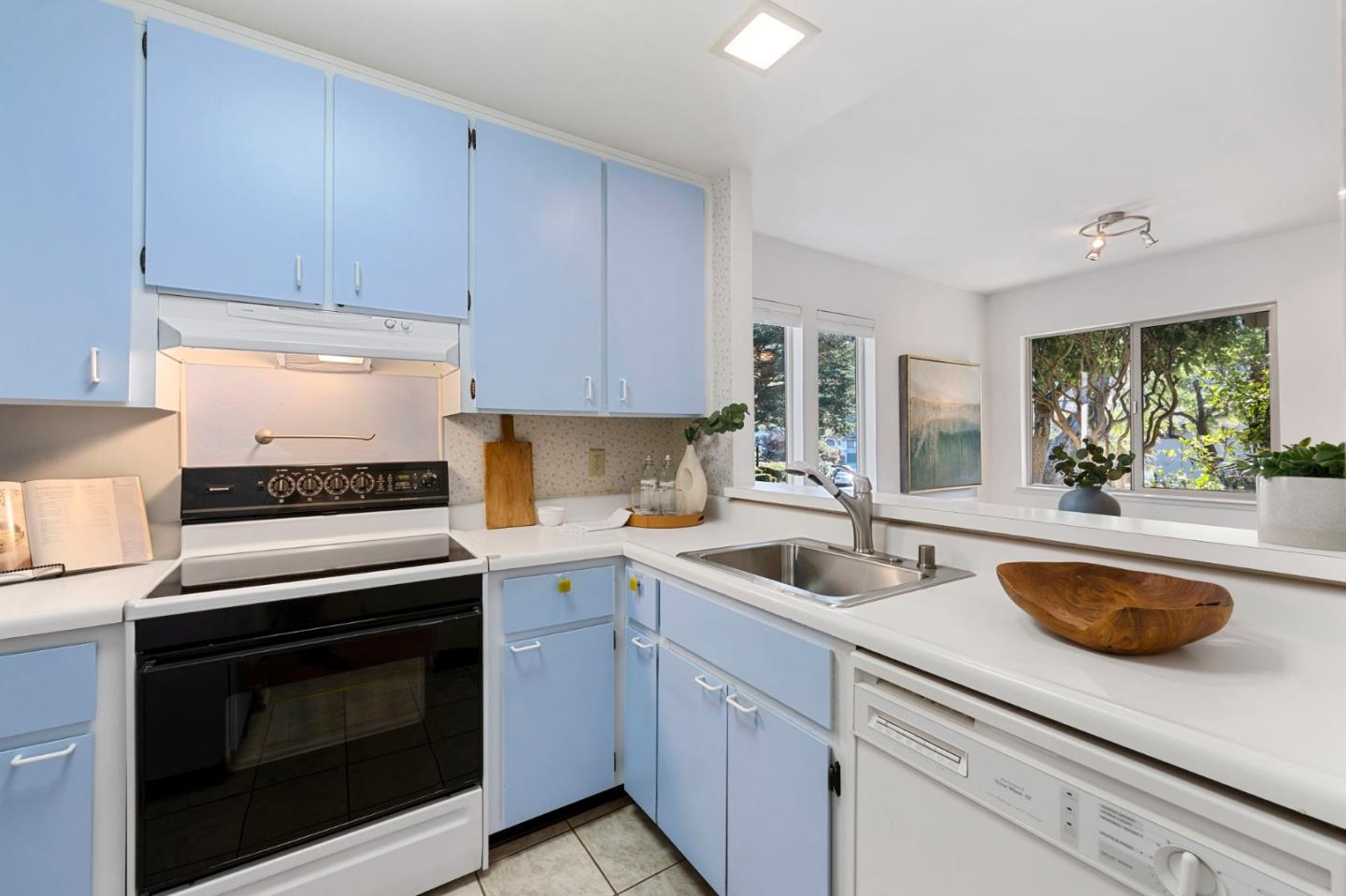 Detail Gallery Image 6 of 43 For 1055 Oddstad Blvd, Pacifica,  CA 94044 - 2 Beds | 1/1 Baths