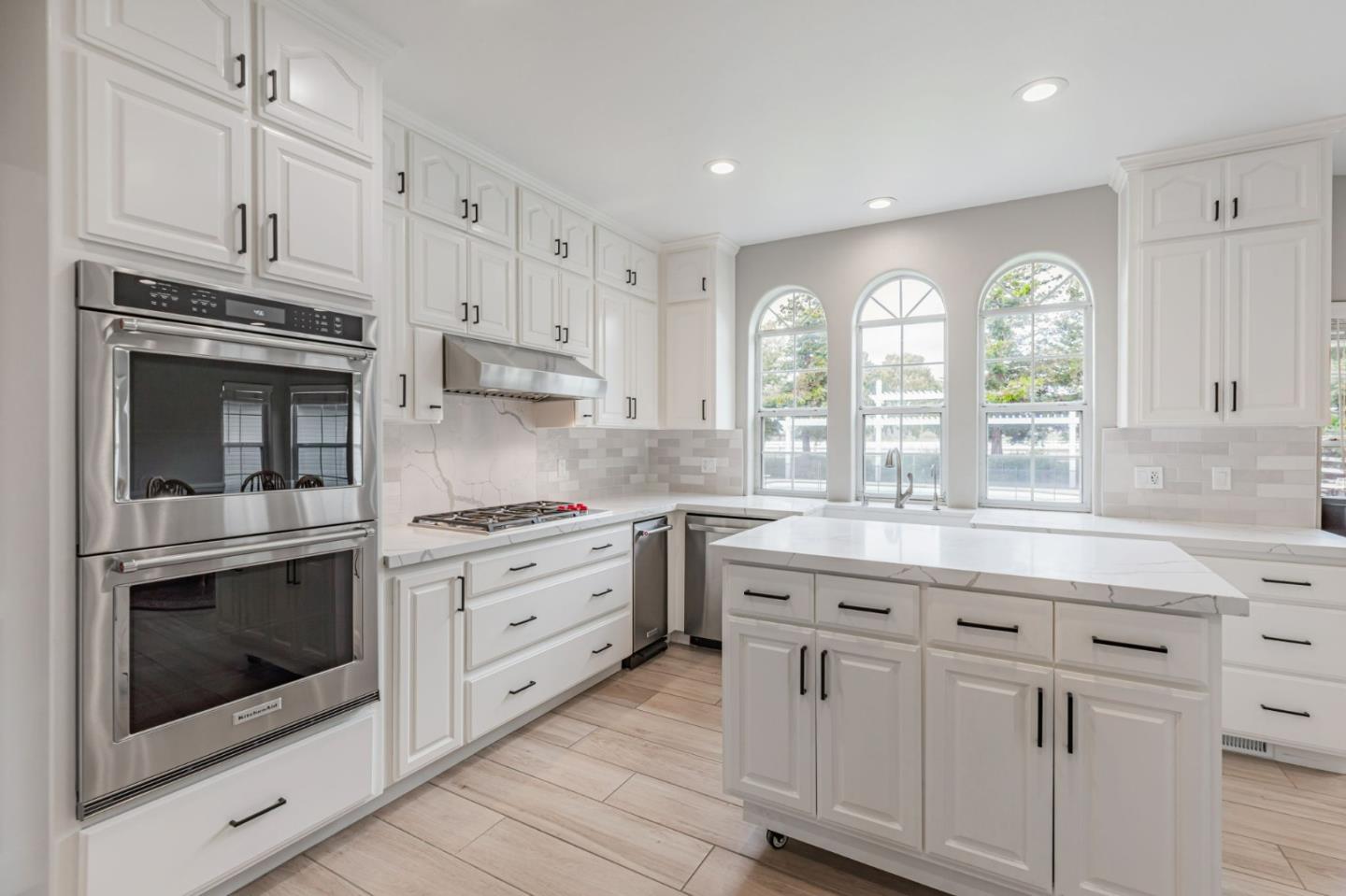 Detail Gallery Image 11 of 61 For 560 Tevis Trl, Hollister,  CA 95023 - 5 Beds | 2/1 Baths