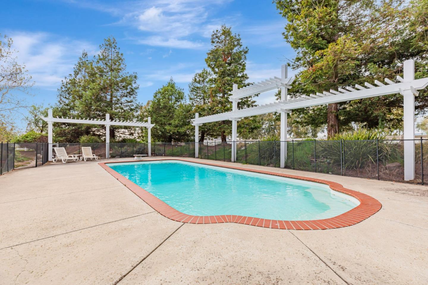 Detail Gallery Image 40 of 61 For 560 Tevis Trl, Hollister,  CA 95023 - 5 Beds | 2/1 Baths