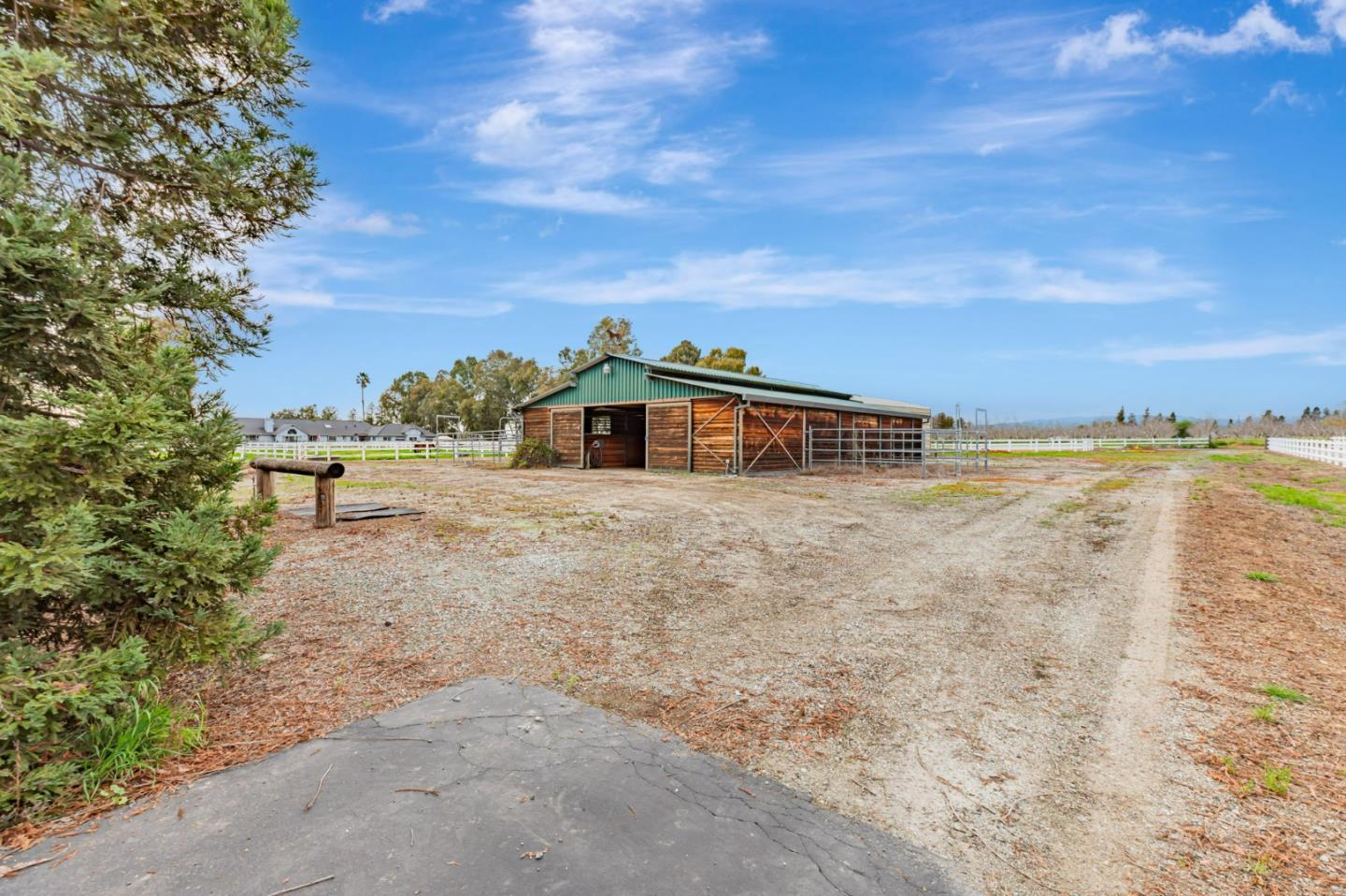 Detail Gallery Image 43 of 61 For 560 Tevis Trl, Hollister,  CA 95023 - 5 Beds | 2/1 Baths