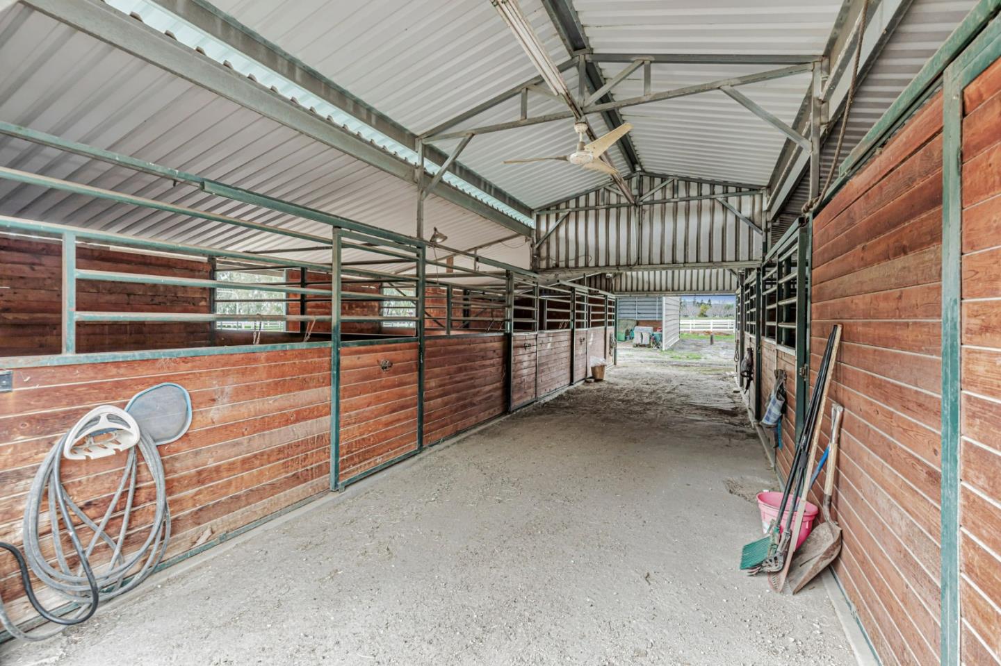 Detail Gallery Image 44 of 61 For 560 Tevis Trl, Hollister,  CA 95023 - 5 Beds | 2/1 Baths