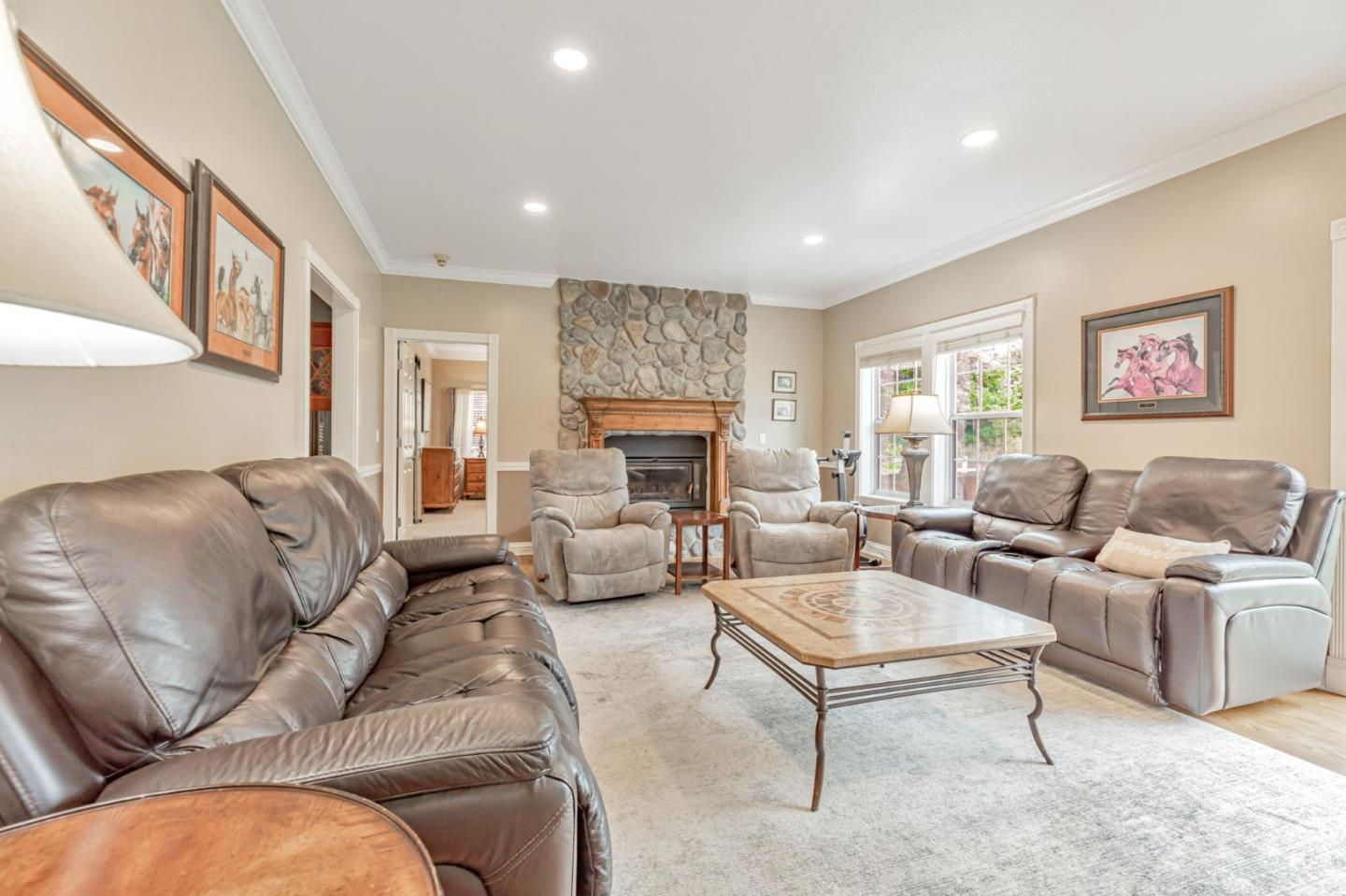 Detail Gallery Image 7 of 61 For 560 Tevis Trl, Hollister,  CA 95023 - 5 Beds | 2/1 Baths