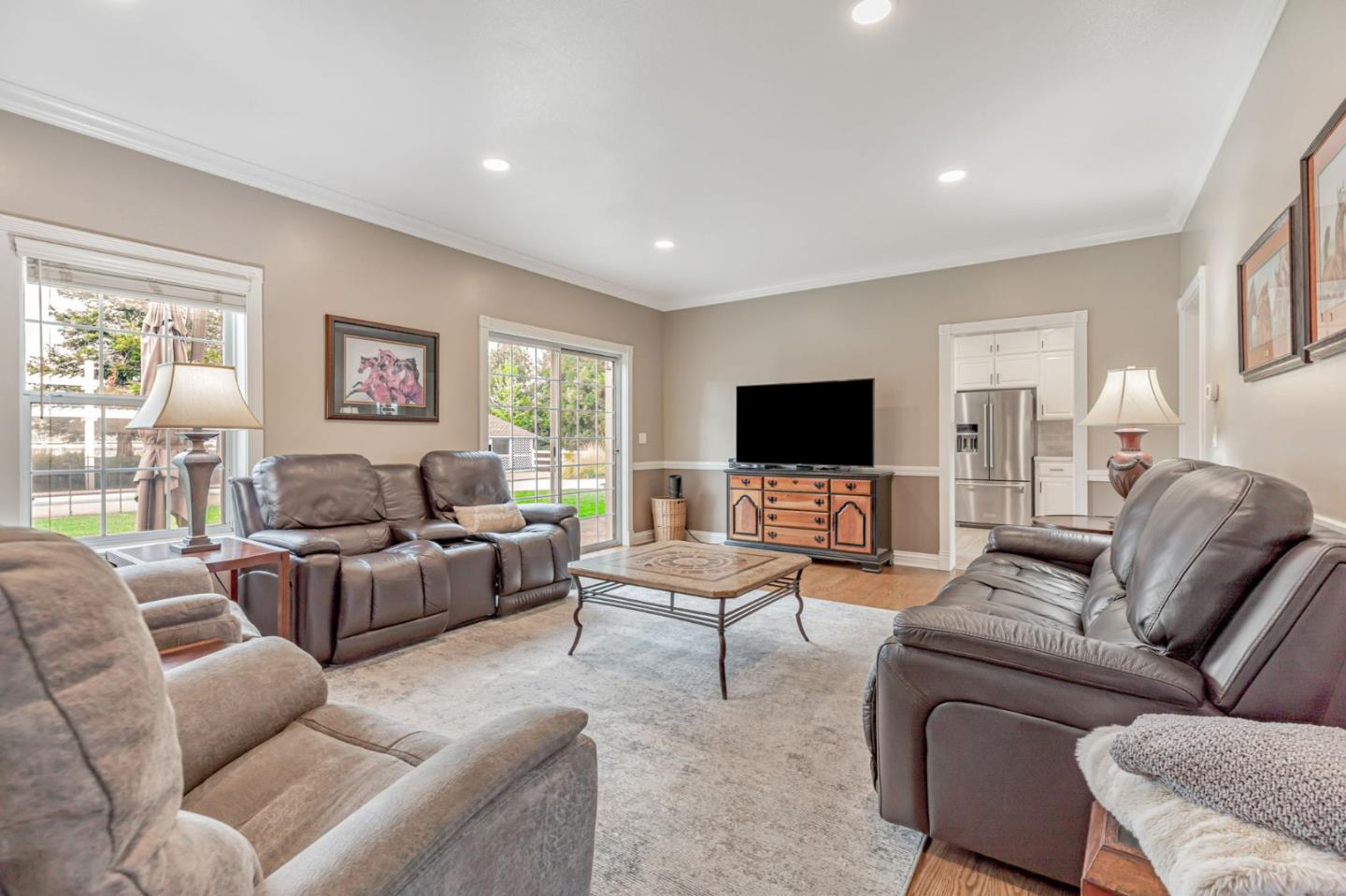 Detail Gallery Image 8 of 61 For 560 Tevis Trl, Hollister,  CA 95023 - 5 Beds | 2/1 Baths