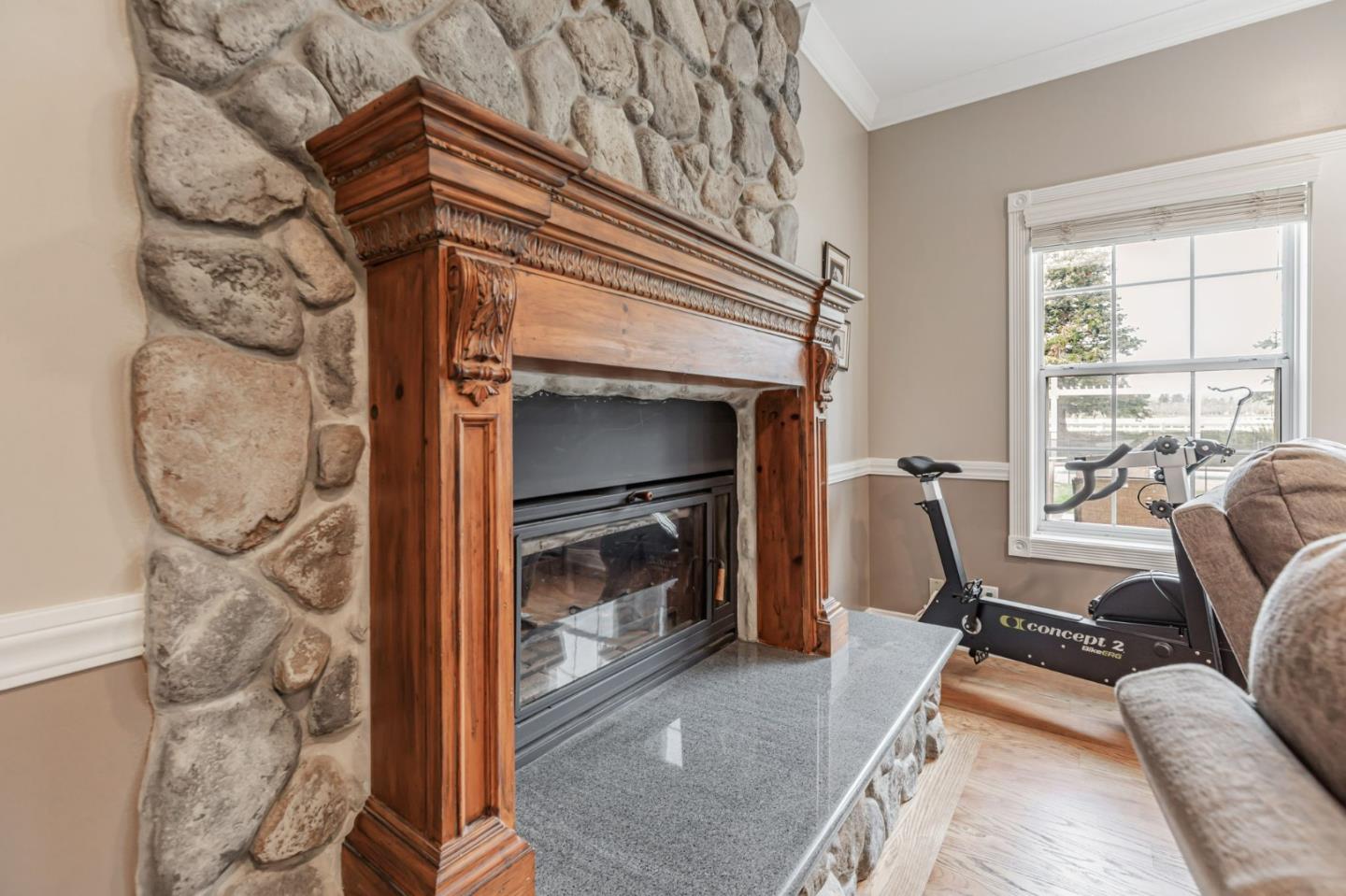 Detail Gallery Image 9 of 61 For 560 Tevis Trl, Hollister,  CA 95023 - 5 Beds | 2/1 Baths