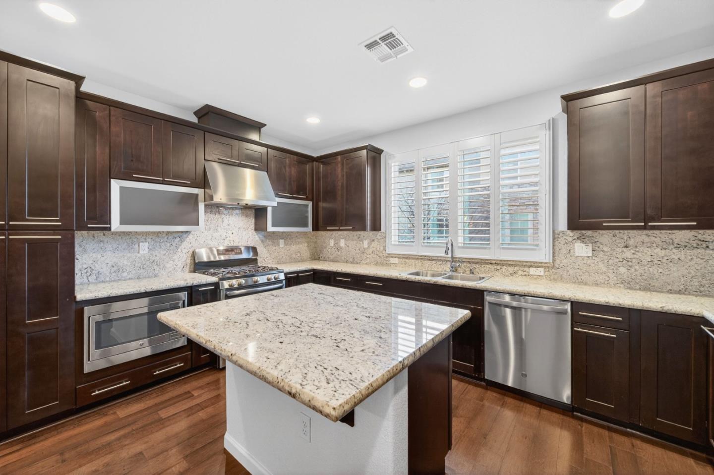 Detail Gallery Image 14 of 76 For 890 White Moonstone Loop, San Jose,  CA 95123 - 3 Beds | 3/1 Baths