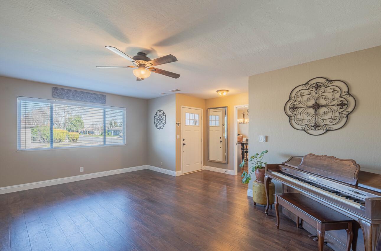 Detail Gallery Image 7 of 33 For 520 La Mesa Dr, Salinas,  CA 93901 - 3 Beds | 2 Baths