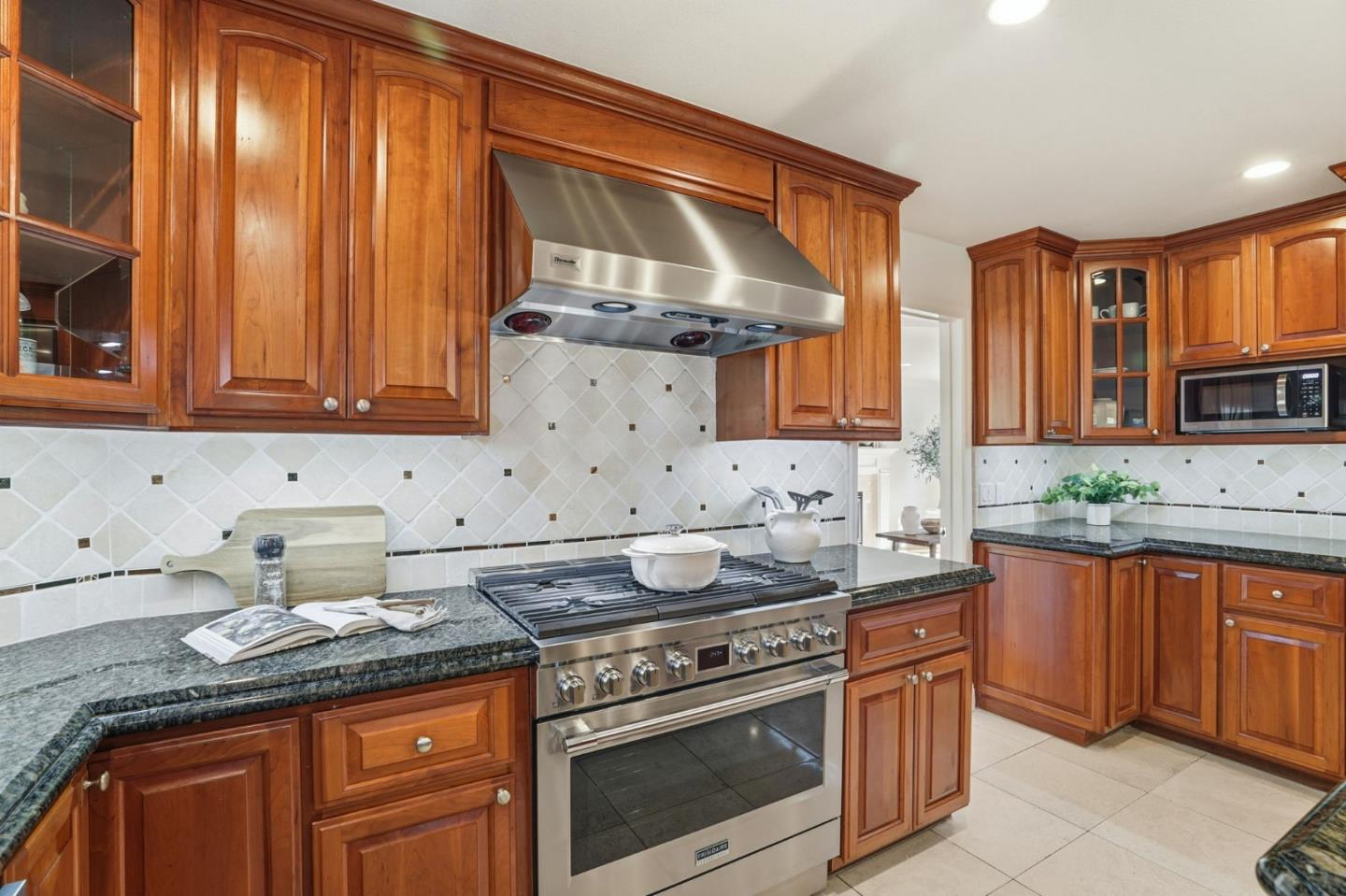 Detail Gallery Image 10 of 38 For 2809 Toyon Dr, Santa Clara,  CA 95051 - 5 Beds | 2/1 Baths