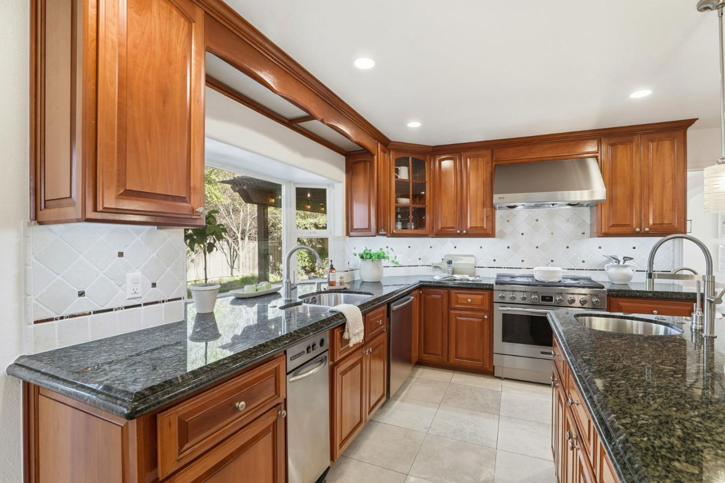 Detail Gallery Image 9 of 38 For 2809 Toyon Dr, Santa Clara,  CA 95051 - 5 Beds | 2/1 Baths