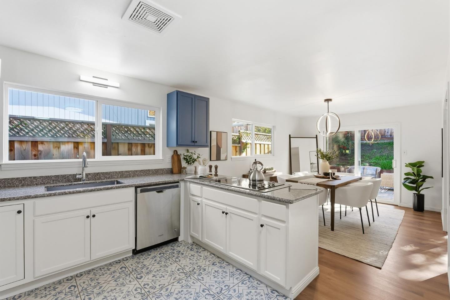 Detail Gallery Image 10 of 26 For 2157 Harkins Ave, Menlo Park,  CA 94025 - 3 Beds | 2 Baths