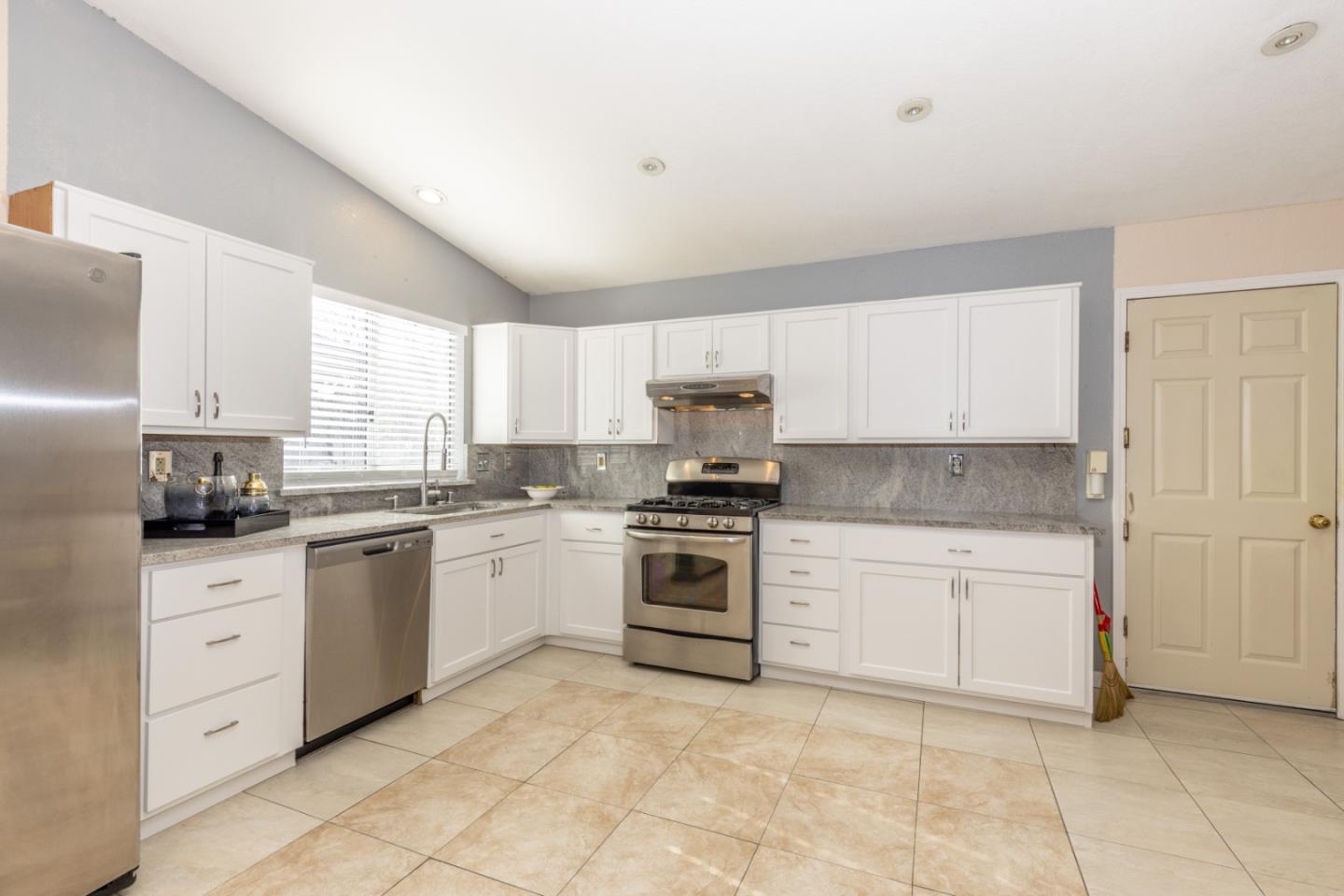 Detail Gallery Image 7 of 33 For 581 Arbour Ln, Hollister,  CA 95023 - 3 Beds | 2 Baths