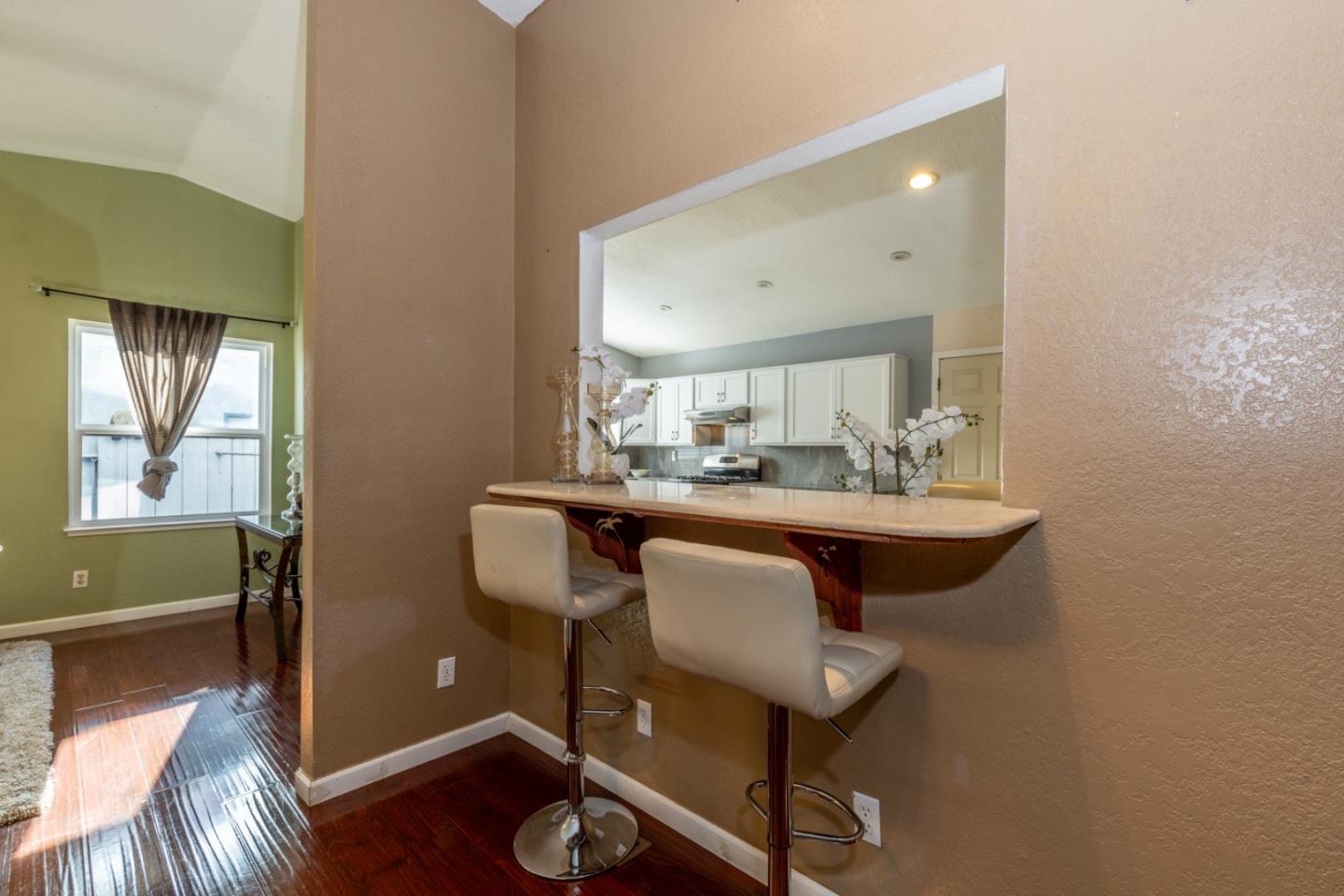 Detail Gallery Image 8 of 33 For 581 Arbour Ln, Hollister,  CA 95023 - 3 Beds | 2 Baths