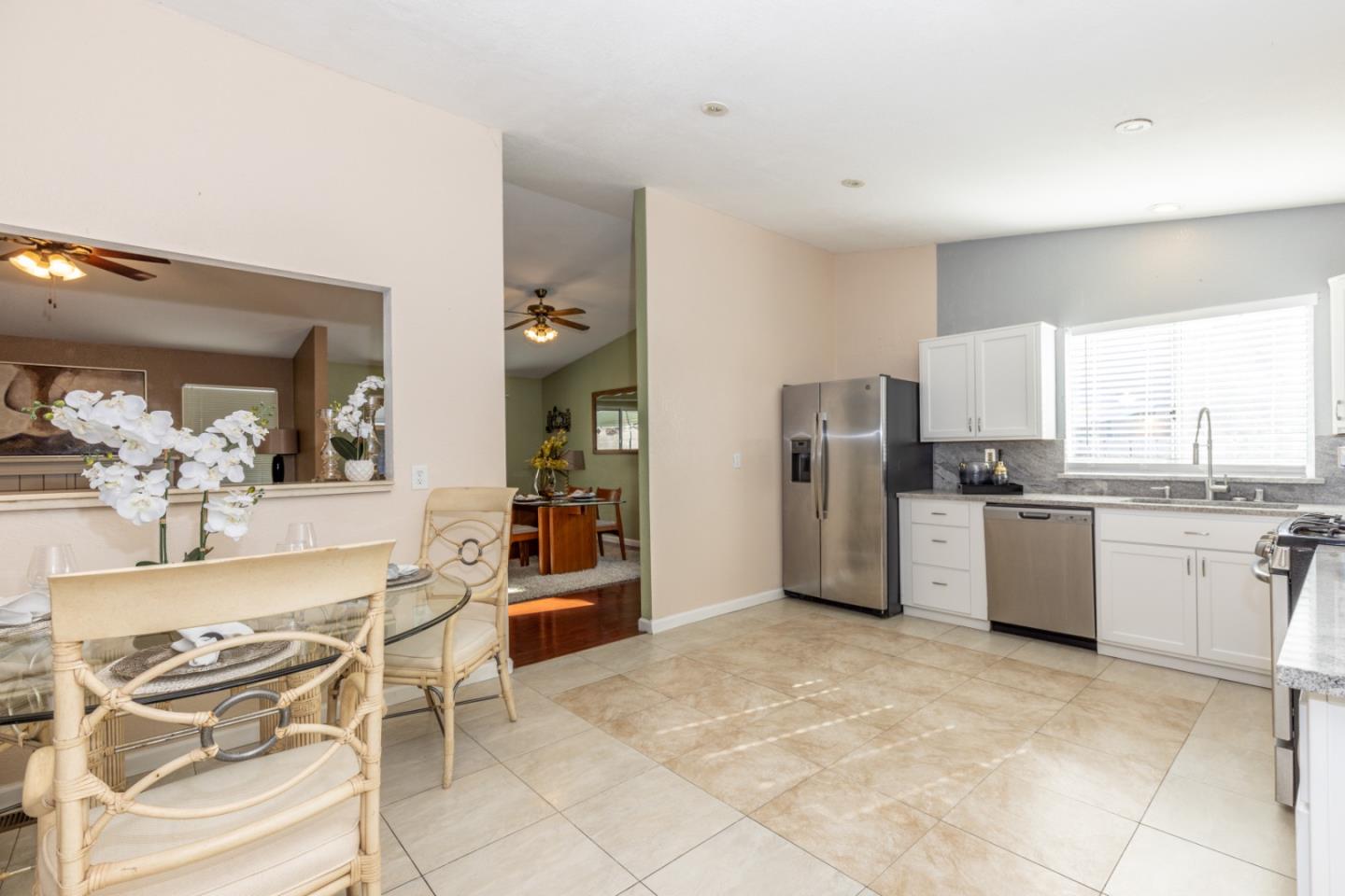 Detail Gallery Image 9 of 33 For 581 Arbour Ln, Hollister,  CA 95023 - 3 Beds | 2 Baths