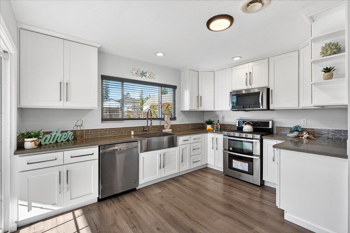 Detail Gallery Image 13 of 42 For 19373 San Miguel Ave, Castro Valley,  CA 94546 - 5 Beds | 3 Baths