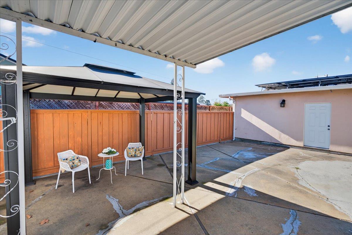 Detail Gallery Image 4 of 42 For 19373 San Miguel Ave, Castro Valley,  CA 94546 - 5 Beds | 3 Baths