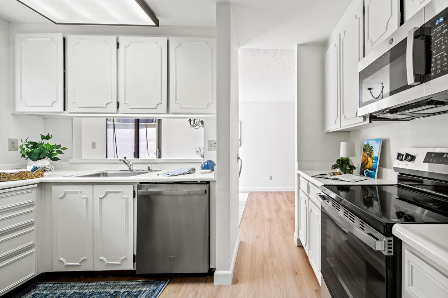 Detail Gallery Image 5 of 18 For 70 Forest Ridge Rd #22,  Monterey,  CA 93940 - 2 Beds | 2/1 Baths