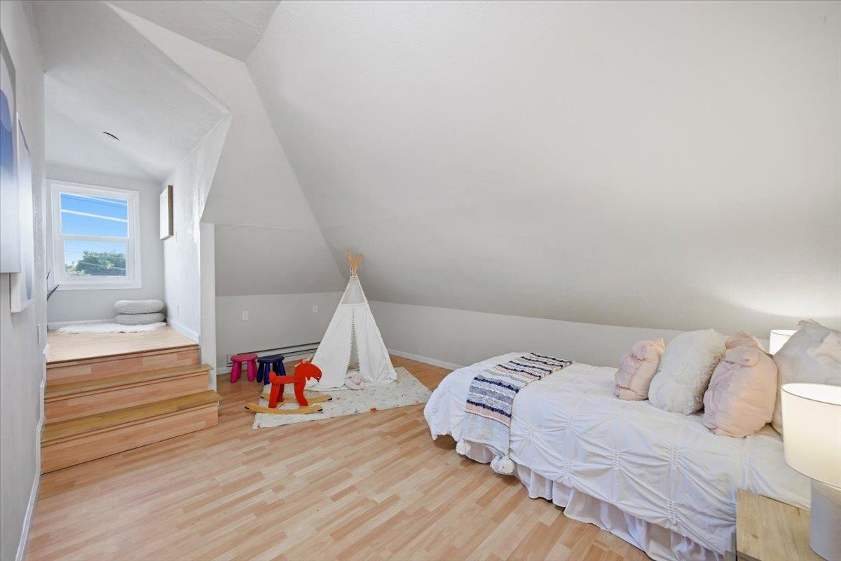 Detail Gallery Image 21 of 31 For 31 Northumberland Ave, Redwood City,  CA 94063 - 3 Beds | 3 Baths